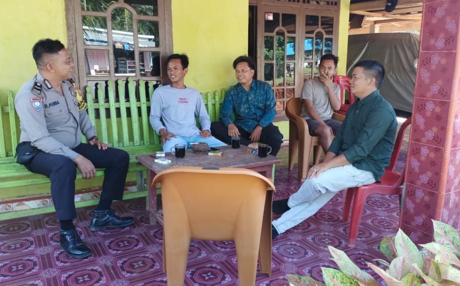 Bhabinkamtibmas Polsek Batiknau Lakukan Sambang, Sampaikan Imbauan Antisipasi Tindak Kejahatan