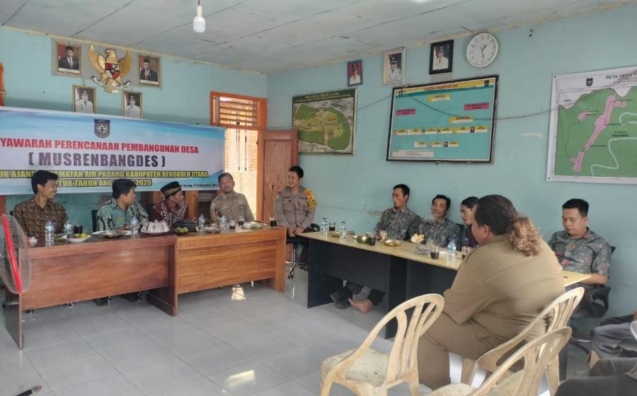 Dihadiri Bhabinkamtibmas, Teluk Ajang Gelar Musrenbangdes 2025 dan Tetapkan RKPDES 2024