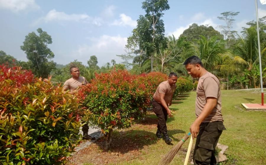 Jaga Rasa Kepedulian dan Kebersihan Tempat Kerja, Personel Polsek Muara Sahung pLaksankan Kebersihan Mako