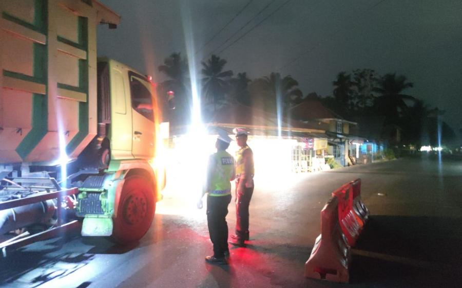Gerak Cepat Piket Sat Lantas Polres Bengkulu Utara Urai Kemacetan Pada Jalan Terhalang Tronton Terguling