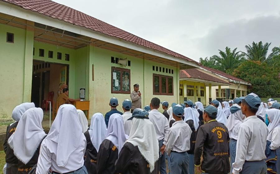 Bhabinkamtibmas Polsek Padang Guci Hulu Sambangi SMAN 09 Kaur, Sosialisasikan Kenakalan Remaja 