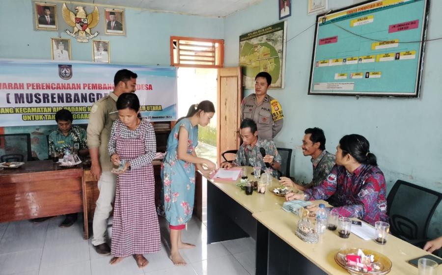 Bhabinkamtibmas Polsek Lais Hadiri Penyaluran BLT DD Teluk Ajang 