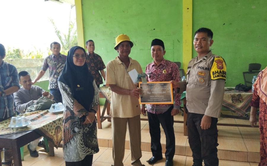 Dihadiri Bhabinkamtibmas, Desa Air Padang Salurkan BLT DD 