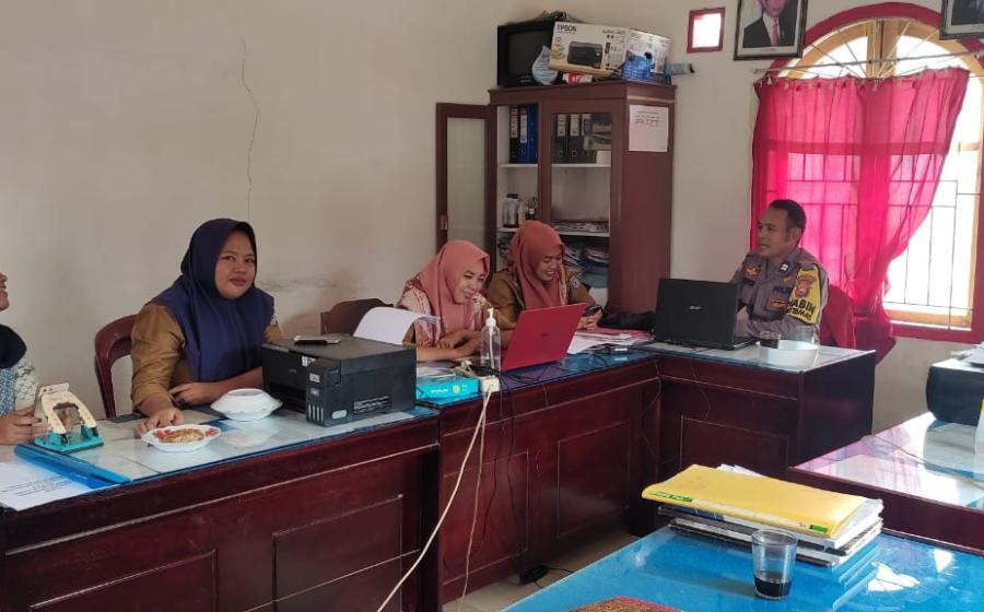 Jaga Sinergritas Polri dengan Perangkat Desa, Bhabinkamtibmas Polsek Padang Jaya Sambangi Kantor Desa