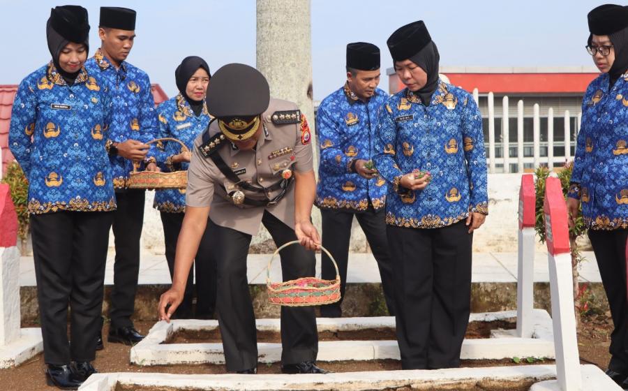 Rangkaian HUT Ke-52 Korpri, Karo SDM dan ASN Polda Bengkulu Ziarah Makam Pahlawan
