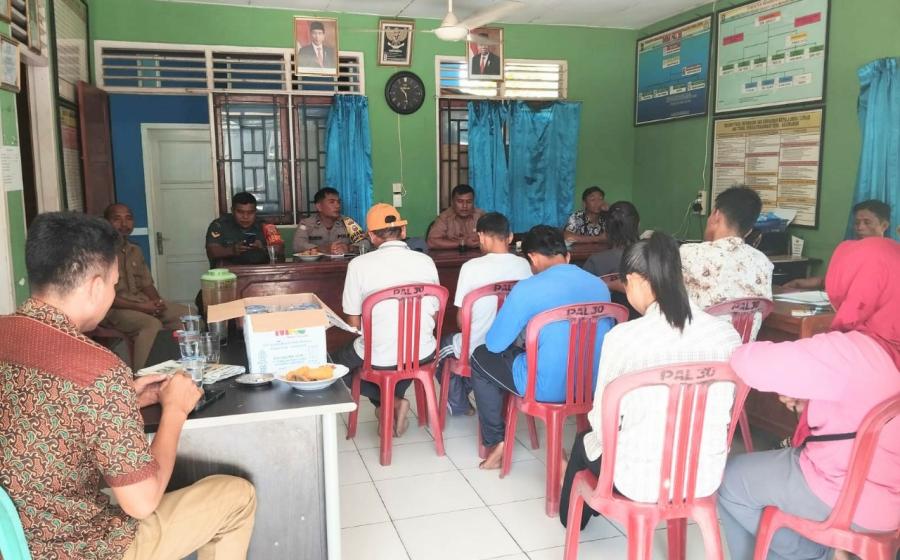 Bhabinkamtibmas Hadiri Musyawarah Penertiban Pembuat dan Penjual Minuman Tradisional Jenis Tuak