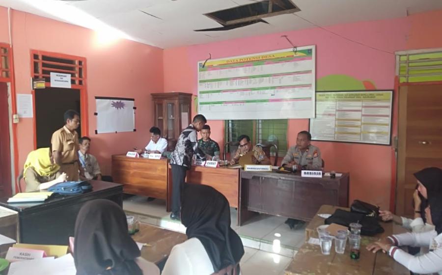 Kapolsek Air Besi dan Bhabinkamtibmas Hadiri Tes Seleksi Perangkat Desa Alun Dua