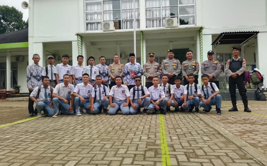 Polres BU Dukung dan Bantu Siswa SMKN 2 BU Berikan Kejutan HUT PGRI Ke-78 kepada Guru