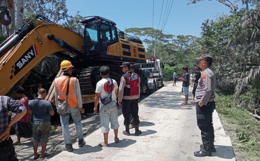 Kapolsek Batiknau Laksanakan Monitoring Evakuasi Tronton Pengangkut Alat Berat