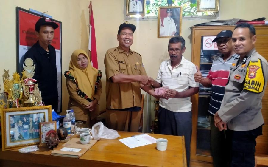 Bhabinkamtibmas Polsek Padang Jaya Monitoring Kegiatan Penyaluran BLT DD 