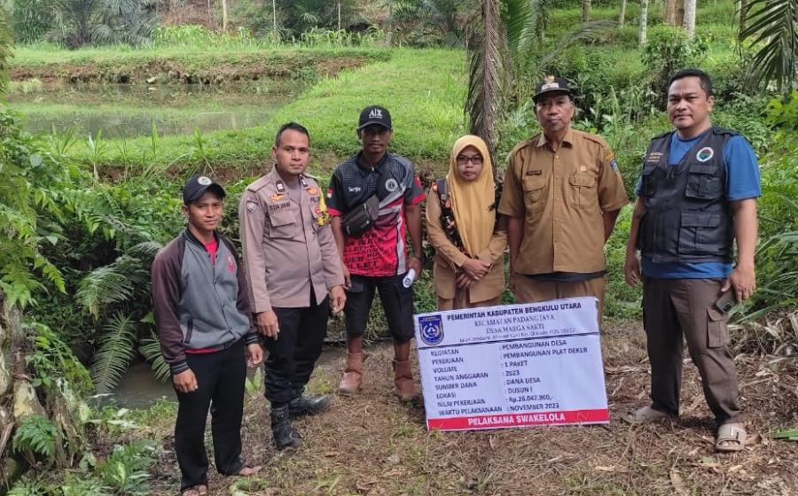Monitoring Penggunaan DD, Bhabinkamtibmas Polsek Padang Jaya Hadiri Penetapan Titik Nol Pembangunan Desa Marga Sakti