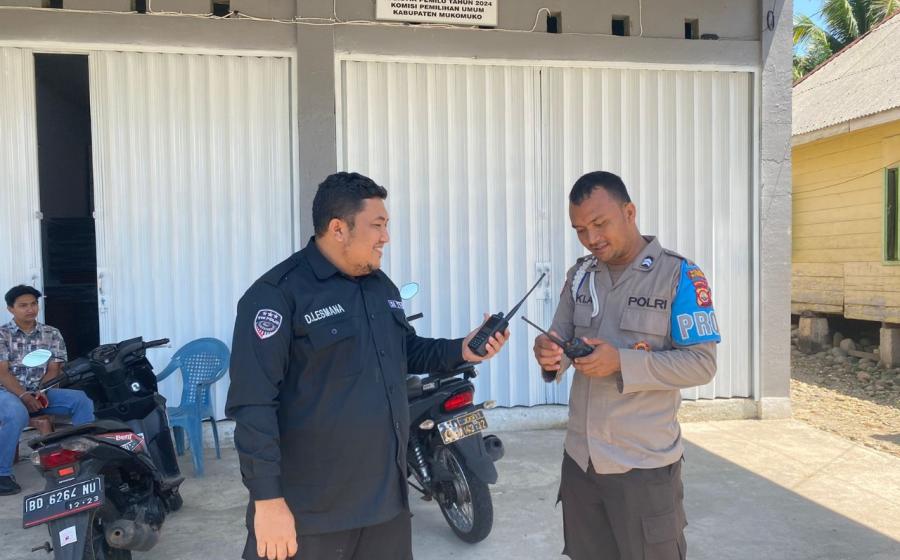 Satgas Banops Subsatgas OMB-Nala 2024 Polres Mukomuko Pasang Alat Komunikasi HT di Kantor KPU dan Bawaslu