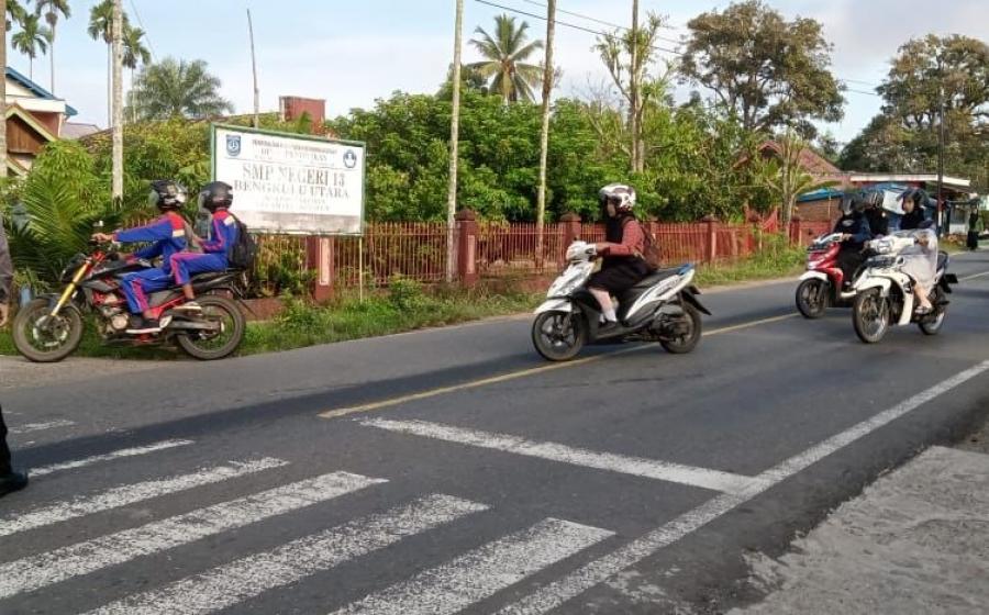 Giat Commander Wish, Anggota Polsek Ketahun Atur Kelancaran Lalu Lintas Pagi Hari