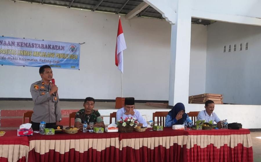 Jelang Pemilu 2024, Kapolsek Padang Jaya Turun Langsung Berikan Pembinaan dan Pelatihan Khusus kepada Linmas 