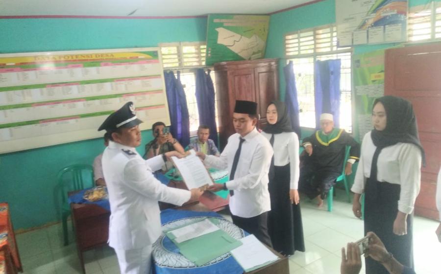 Dukung Jalannya Pemerintahan Desa, Kapolsek Lais Hadiri Pelantikan Perangkat Desa Kembang Manis