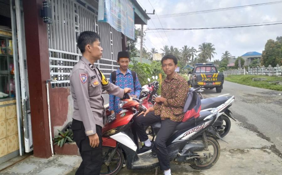 Polsek Padang Guci Hulu Lakukan Patroli dan Berikan Imbauan Tertib Berlalulintas di Desa Bungin Tambun 