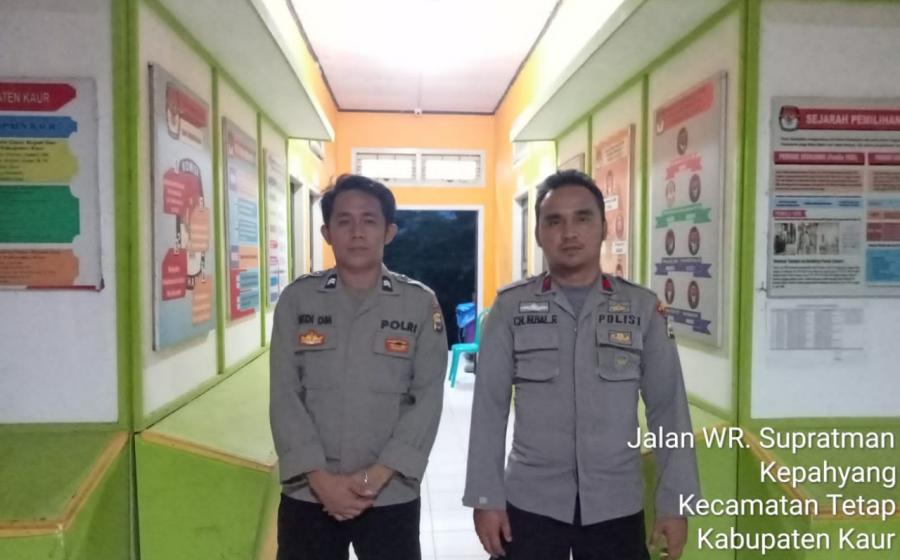 Siap Siaga, Personel Piket Polres Kaur Pengamanan di Kantor KPUD Kaur 