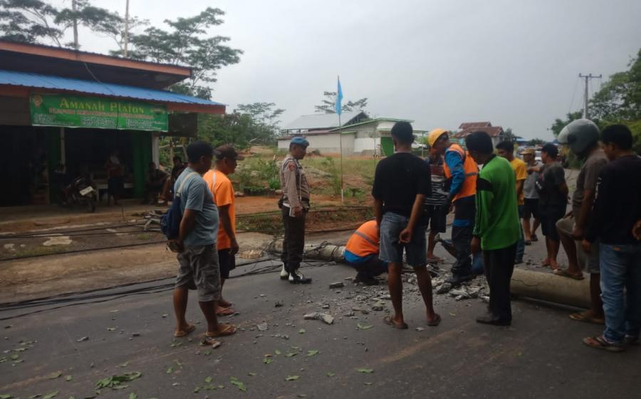 Terima Laporan Warga Adanya Tiang Listrik PLN yang Roboh, Kanit Provos Polsek Batik Nau Respon Datangi TKP 