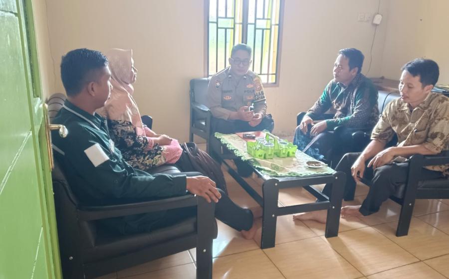Bhabinkamtibmas Polsek Padang Jaya Sambang dan Berikan Imbauan Kamtibmas Ke Anggota PPS Desa Tanjung Harapan