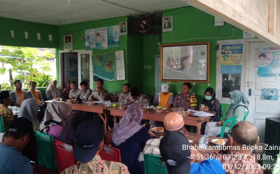 Dukung dan Awasi Program Pembangunan Desa, Bhabainkamtibas Polsek Maje Hadiri Musdes Tanjung Baru 