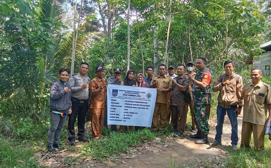 Turut Memantau Pembangunan di Desa, Babinkamtibmas Berkolaborasi dengan Babinsa Menghadiri Titik Nol