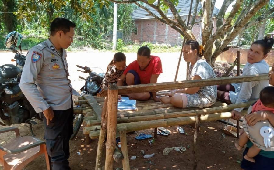 Ciptakan Suasana Kebersamaan, Babinkamtibmas Membaca Dengan Warga Binaan