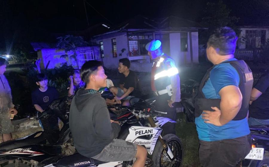 Patroli Rutin, Personel Polsek Kerkap Ajak Masyarakat untuk Jaga Kamtibmas di Wilkum Kerkap