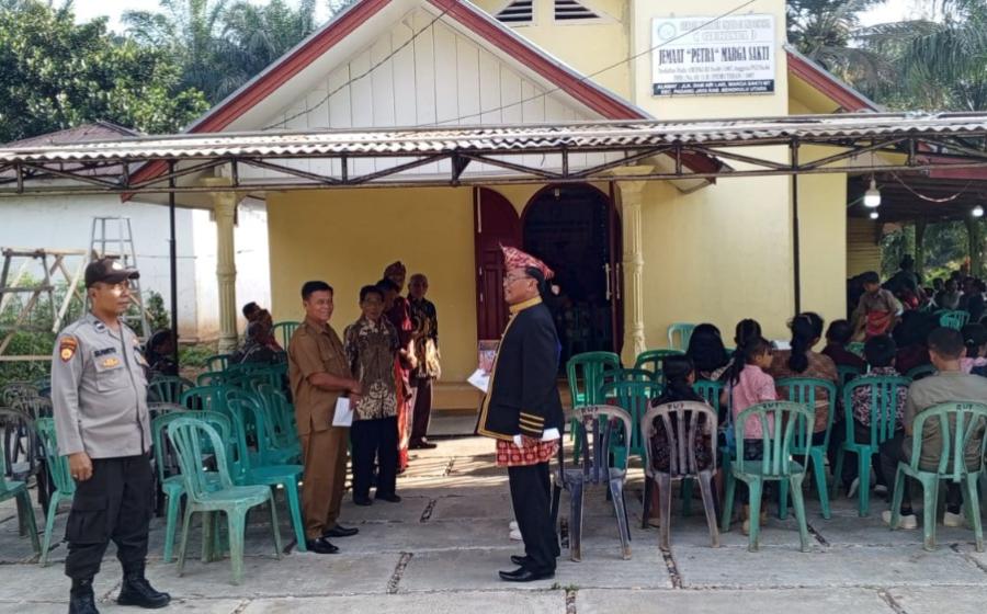 Personel Polsek Padang Jaya, Melaksanakan Pengamanan dan Pengaturan Perayaan Natal di Gereja Gekisia Desa Marga Sakti 