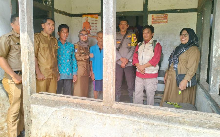 Didampingi Bhabinkamtibmas, Tim Pendamping Desa Tempelkan Stiker di Rumah Warga Penerima Bantuan Sosial