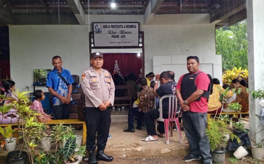 Polsek Padang Jaya Laksanakan Pengamanan Ibadah Natal di Gereja Desa Padang Jaya 