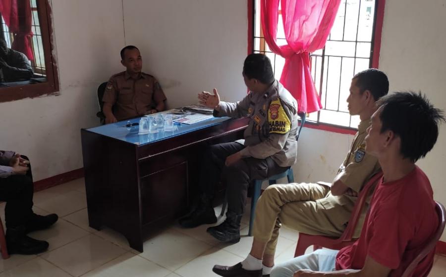 Jalin Sinergitas Bersama Perangkat Desa, Bhabinkamtibmas Polsek Padang Jaya Sambangi Kantor Desa Talang Tua
