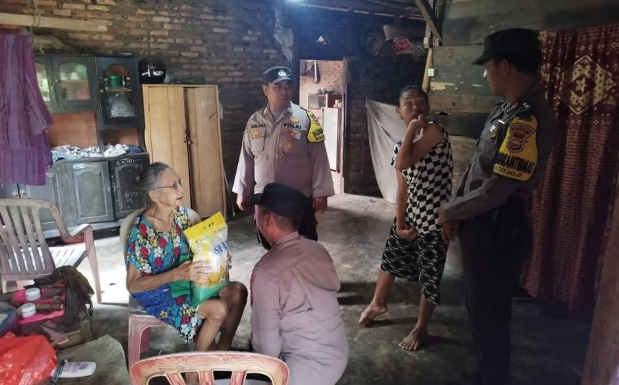 Program Selasa Berbagi, Polsek Maje Salurkan Bantuan Kepada Warga Kurang Mampu