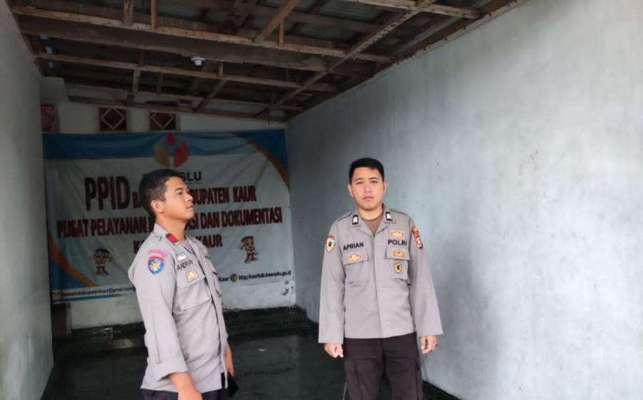 Pengamanan di Kantor Bawaslu, Personel OMB Polres Kaur Lakukan Penjagaan Secara Berkala  