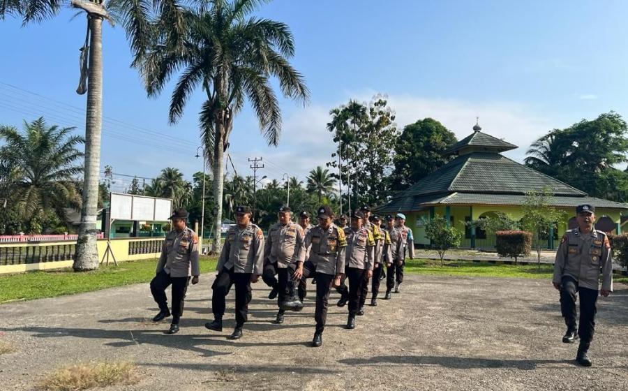 Latih Kekompakan, Kanit Sabhara Polsek Kerkap Pimpin Latihan Perdaspol