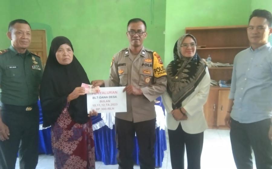Plt Bhabinkamtibmas Hadiri Penyaluran BLT DD Lubuk Lesung