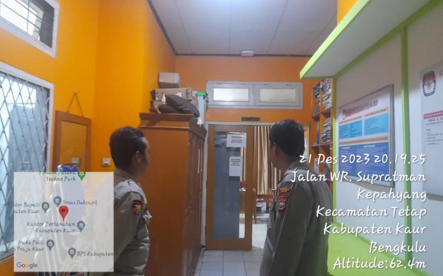 Patroli di Kantor KPUD Kaur, Personel OMB Cek Keamanan di Sekitar Kantor 