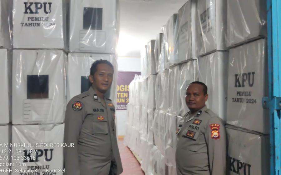 Patroli di Gudang Logistik, Personel OMB Polres Kaur Cek Surat Suara dan Peralatan Lainnya