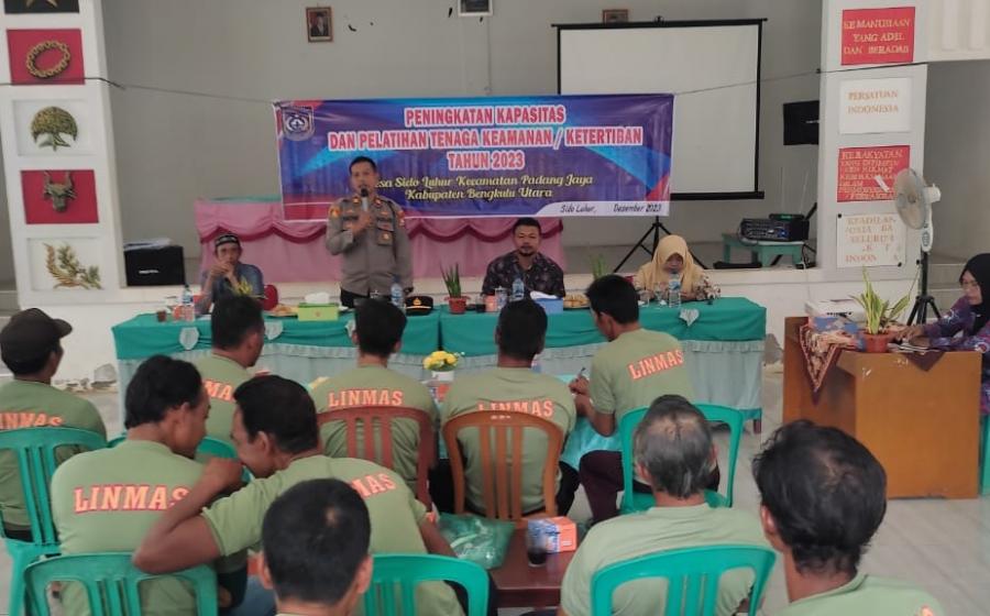 Tingkatkan Kemampuan Linmas Hadapi Pemilu 2024, Polsek Padang Jaya Berikan Pelatihan