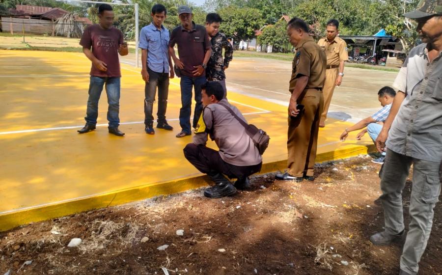 Monitoring Pembangunan Lapangan Volly, Bhabinkamtibmas Polsek Lais Turun ke Lapangan 