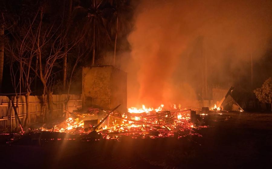 Bersama Koramil dan Masyarakat, Personel Polsek Kaur Selatan Datangi TKP dan Bantu Padamkan Kebakaran Mess Tambak Udang 