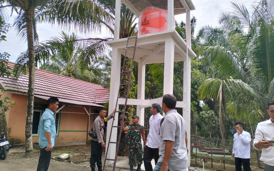 Dihadiri Bhabinkamtibmas, Talang Rasau Monev Pembangunan Sumur Bor