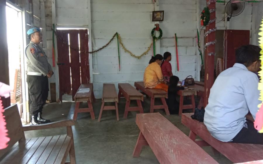 Jaga Kondusifitas Gereja Aman Selama Pelaksanaan Ibadah, Personel Polsek Kaur Selatan Lakukan Pengamanan 