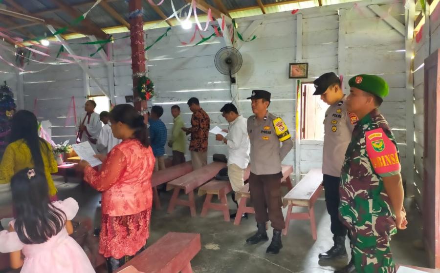 Bersinergi, Personel Polsek Kaur Selatan Bersama Personel TNI Laksanakan Pengamanan Natal di Gereja