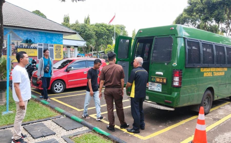 Unit Reskrim Polsek Padang Jaya Dampingi Kejaksaan Eksekusi Keputusan Sidang Tipiring Terdakwa Kasus Pencurian 