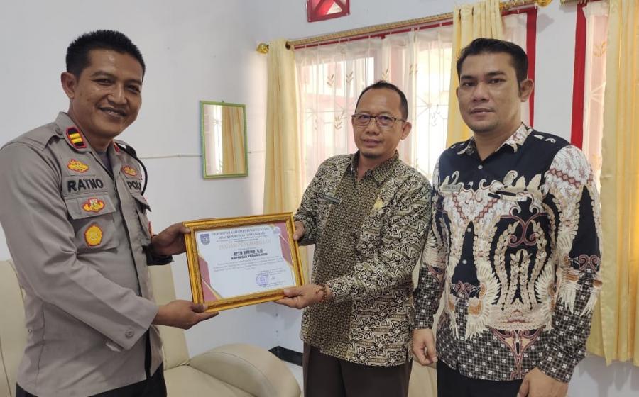 Aktif Bina Bola Voly Tingkat Kecamatan, Kapolsek Padang Jaya Terima Penghargaan