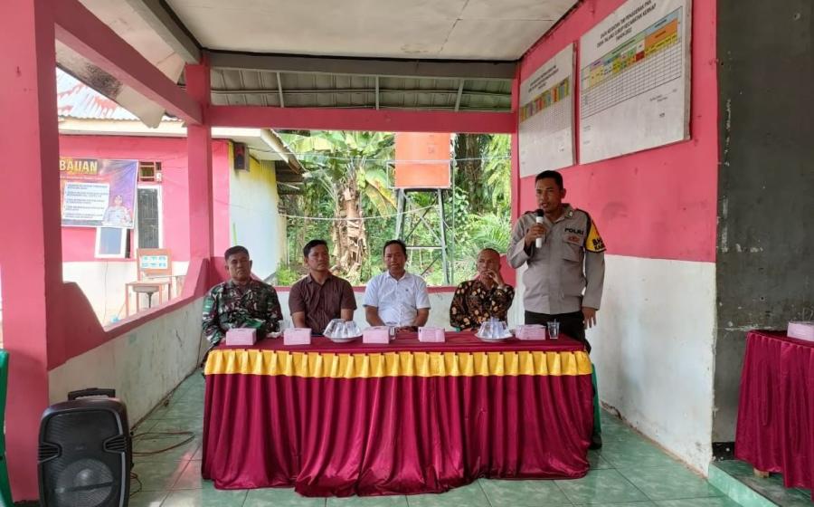 Bhabinkamtibmas Polsek Kerkap Hadiri Verifikasi MDST Rapat Pembangunan Jalan Rabat Beton