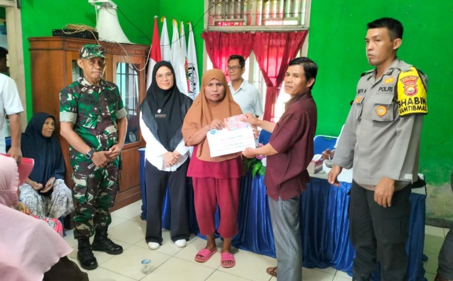 Bhabinkamtibmas Polsek Lais Hadiri Penyaluran BLT DD Durian Daun