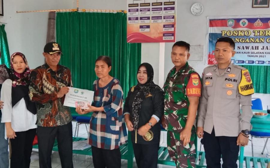Hadiri Penyaluran BLT DD di Desa Sawah Jangkung, Bhabinkamtibmas Sampaikan Imbauan Kamtibmas