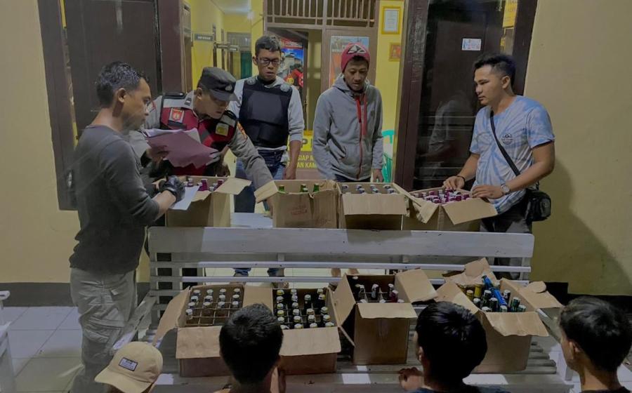 Harkamtibmas Menjelang Tahun Baru 2024, Polsek Kerkap Amankan Ratusan Botol Miras 
