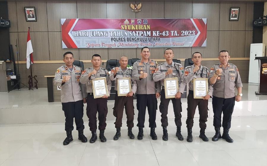 Rangkaian HUT Satpam ke–43, Kapolres Bengkulu Utara Beri Penghargaan Kepada Satpam yang Berprestasi